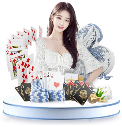 Hai chú gà chọi đang đối đầu trong trận đấu